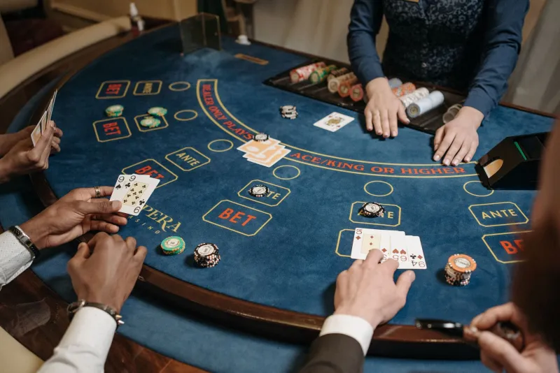 Dealer Streaks, Hot Tables, and Why Your Gut is Lying to You at the Casino